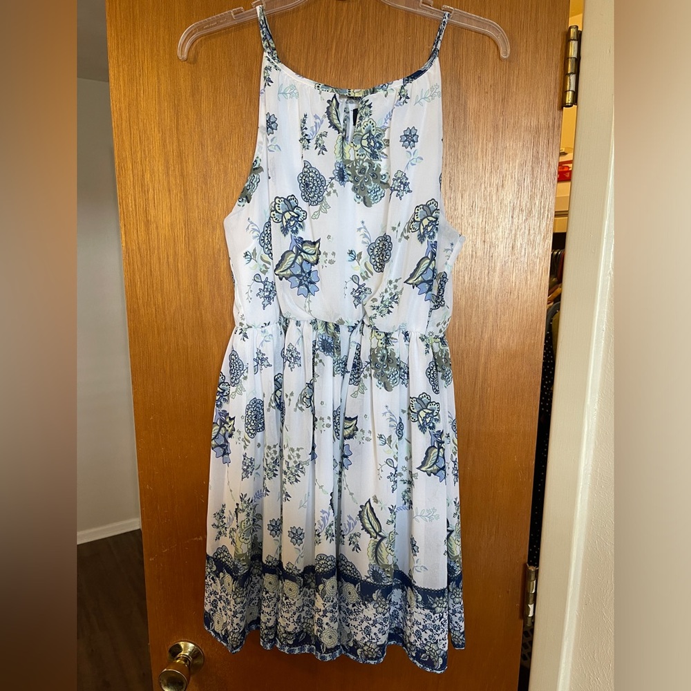 Floral print knee length dress; size L